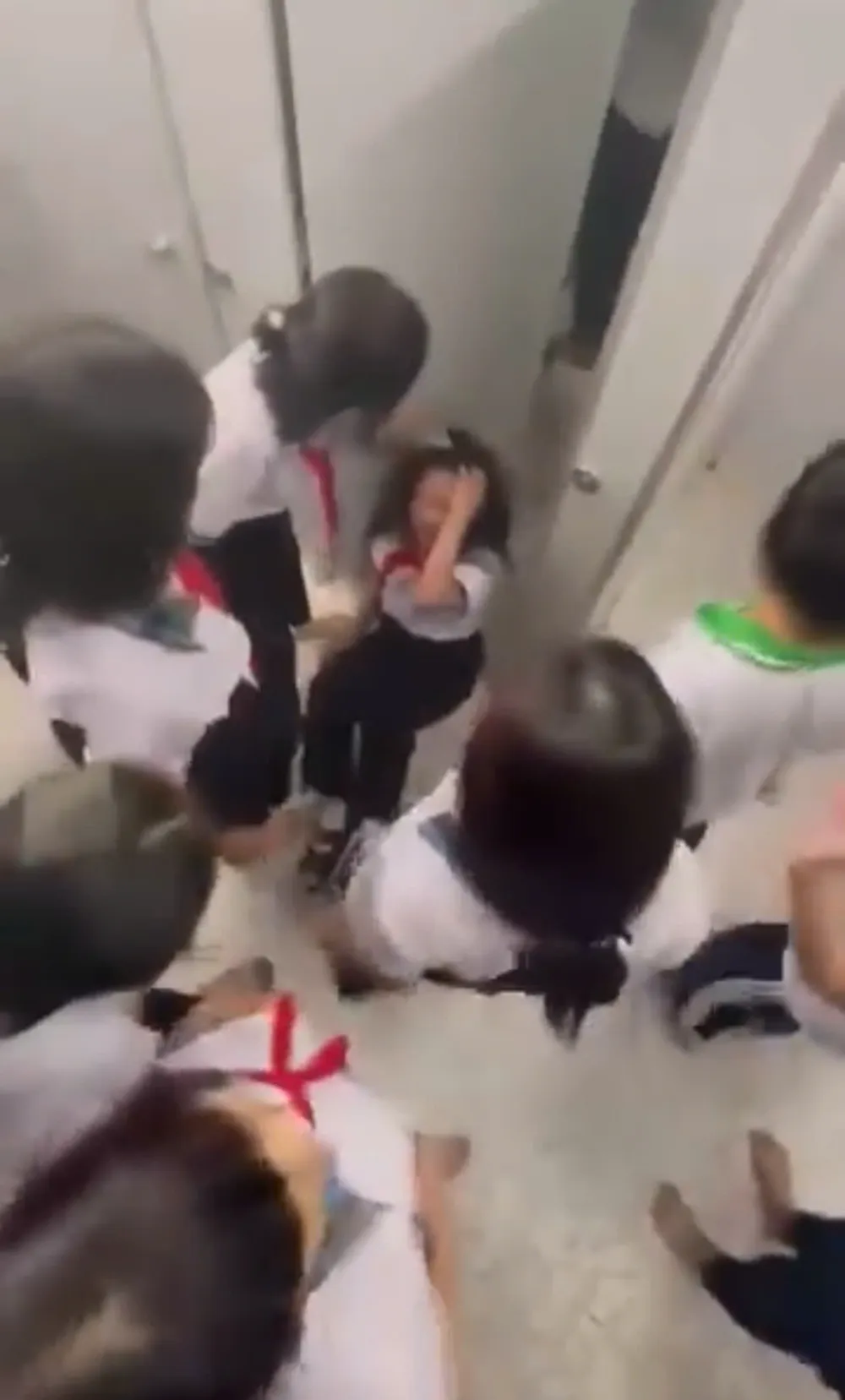 Srazím tě k zemi, chytím tě za vlasy a odtáhnu tě ke dveřím koupelny 2.jpg