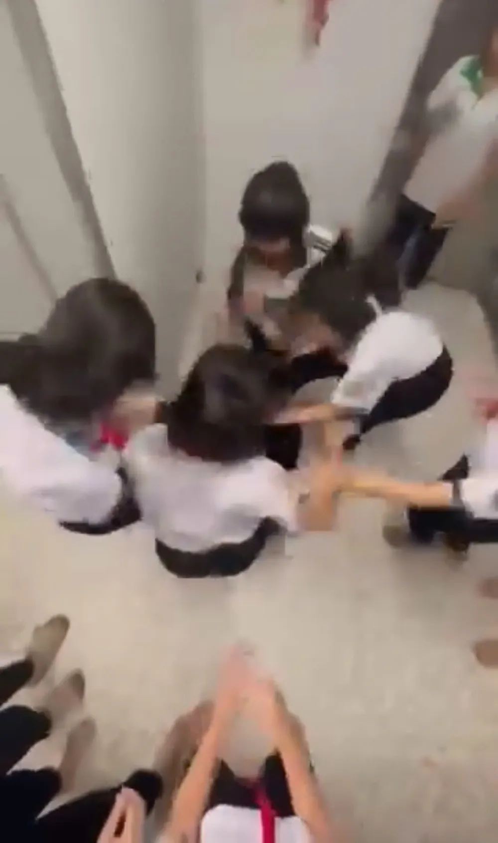 Skupina studentek se vrhla zmlátit svou spolužačku, zatímco okolní studenti jásali. 3.jpg