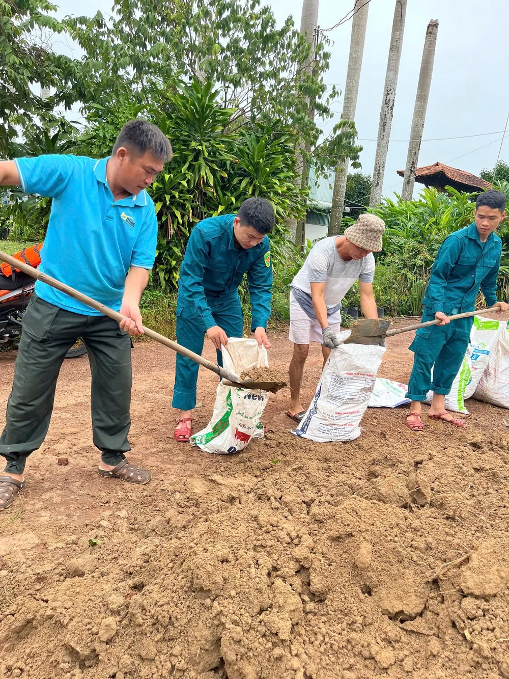 Le quartier de Phu An met en œuvre de manière proactive des solutions de prévention des inondations Phú An ngập 7.jpg