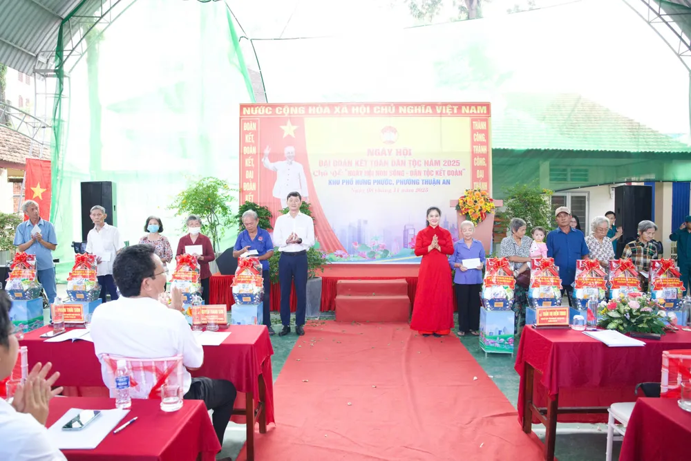 Lãnh đạo phường Thuận An trao những phần quà đến hộ dân có hoàn cảnh khó khăn