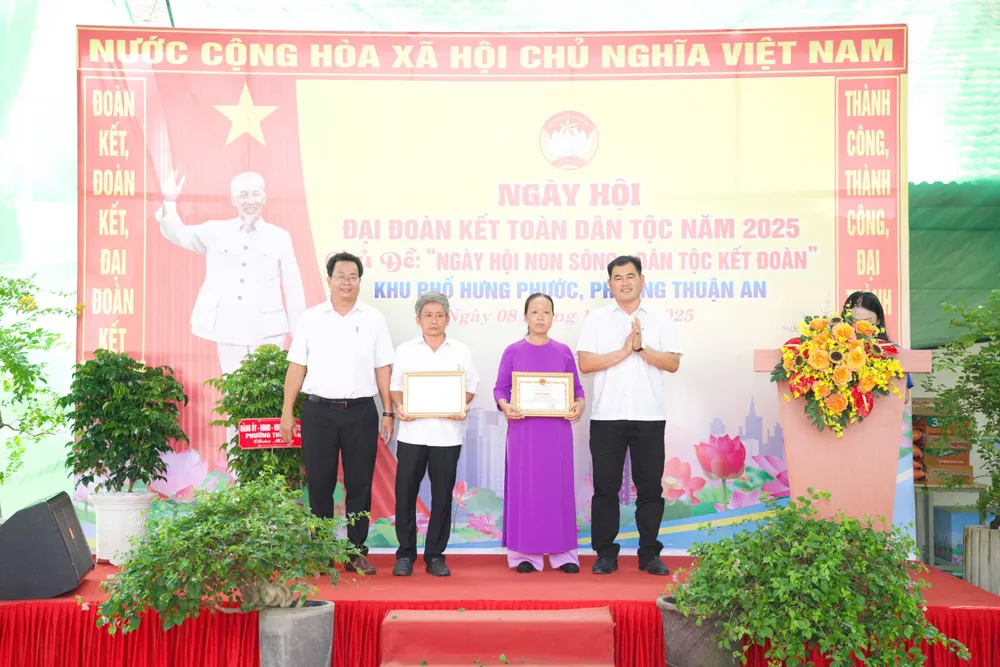 Các tập thể và cá nhân khu phố được biểu dương vì có thành tích xuất sắc trong xây dựng khối đại đoàn kết toàn dân