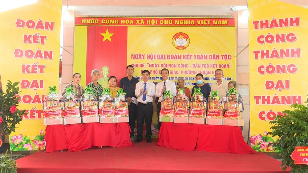 Tặng quà cho các hộ nghèo, cận nghèo, hộ gia đình có hoàn cảnh khó khăn