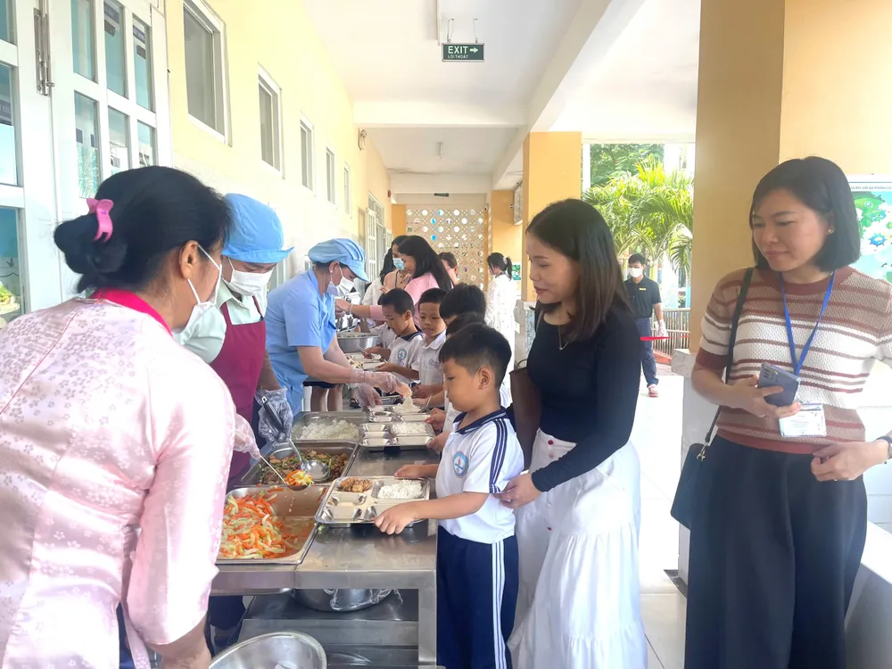 bữa trưa hs 16.jpg