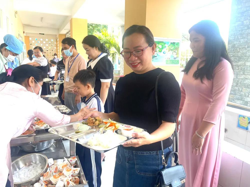 bữa trưa hs 3.jpg