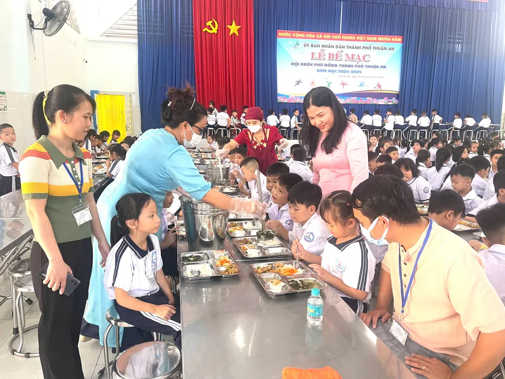 bữa trưa hs 4.jpg