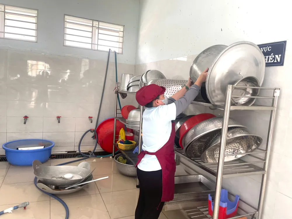 bữa trưa hs 6.jpg