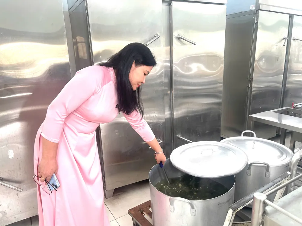 bữa trưa hs 9.jpg