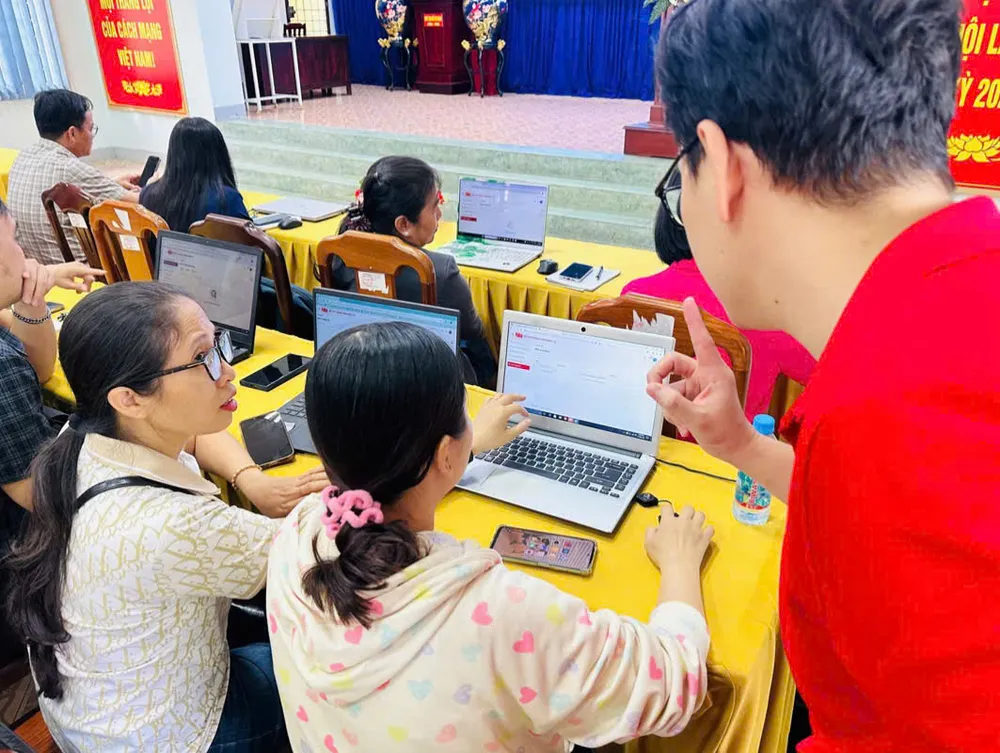 Đảng viên được hướng dẫn cách sử dụng Sổ tay đảng viên điện tử.jpg