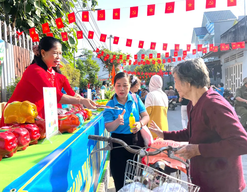 Người dân phường Phú Lợi háo hức đem rác đổi quà