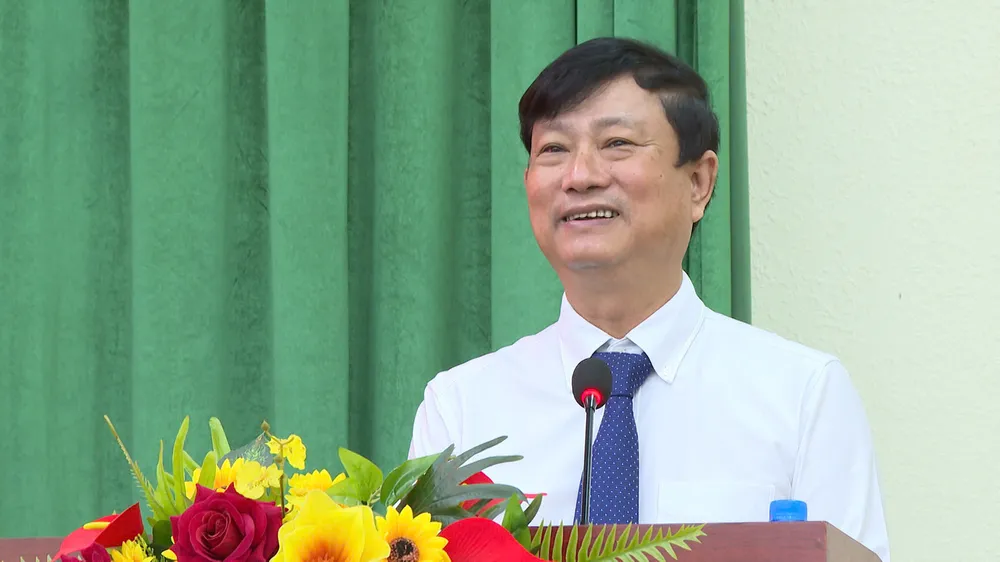 Trao QĐ bà Hằng.jpg