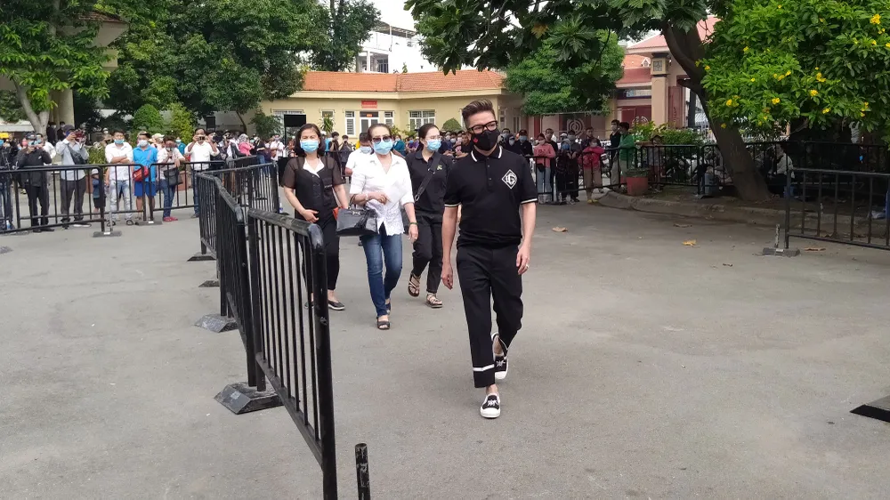 Đông đảo nghệ sĩ, người dân đến viếng, tiễn biệt nghệ sĩ Chí Tài  ảnh 7