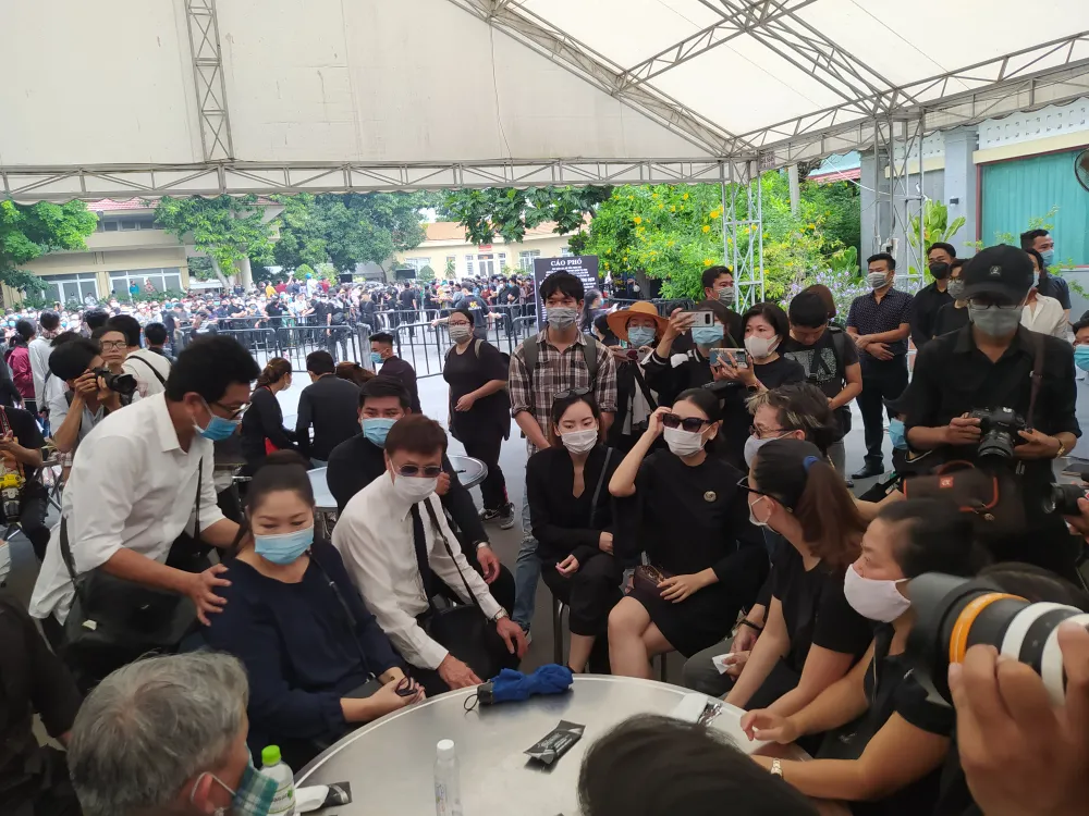 Đông đảo nghệ sĩ, người dân đến viếng, tiễn biệt nghệ sĩ Chí Tài  ảnh 9