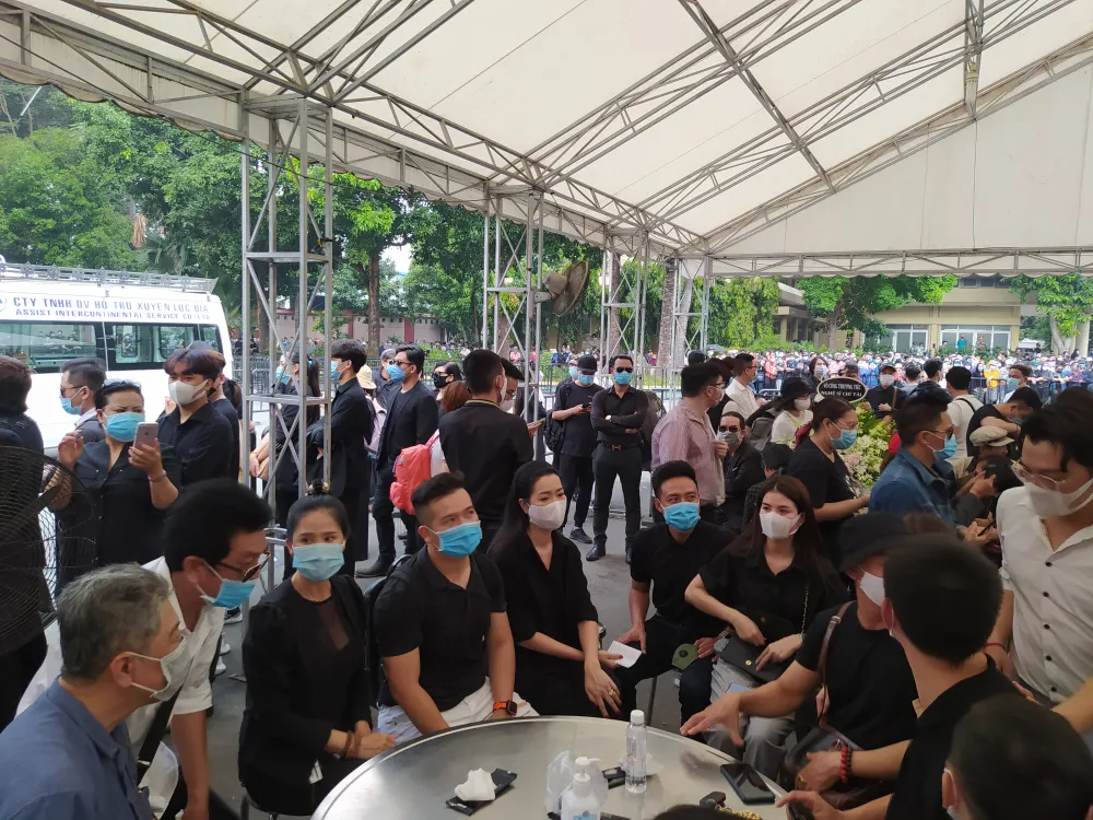 Đông đảo nghệ sĩ, người dân đến viếng, tiễn biệt nghệ sĩ Chí Tài  ảnh 10