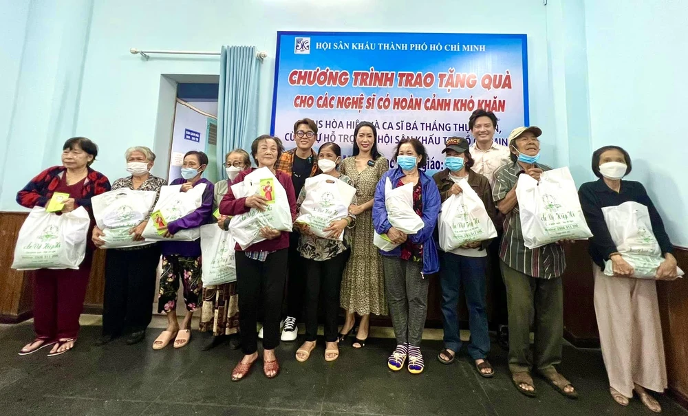 Trao tặng quà cho nghệ sĩ nghèo