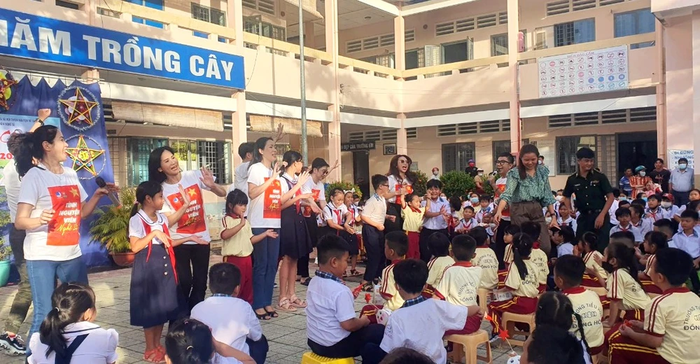 Thiếu nhi huyện Cần Giờ vui đón Trung thu