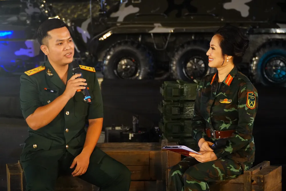 Thượng úy Lê Hảo trò chuyện giao lưu cùng MC Phương Thảo. Thượng úy Lê Hảo trò chuyện giao lưu cùng MC Phương Thảo.