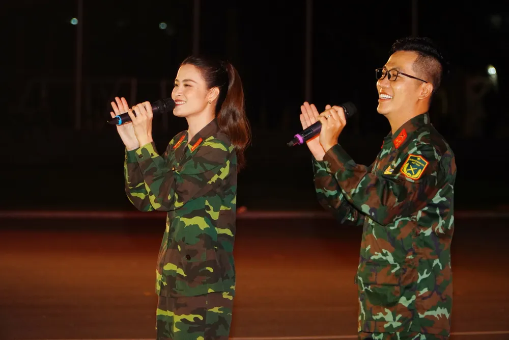 Ca sĩ Đông Nhi và MC Hoàng Rapper trong chương trình Trái tim người chiến sĩ Ca sĩ Đông Nhi và MC Hoàng Rapper trong chương trình Trái tim người chiến sĩ
