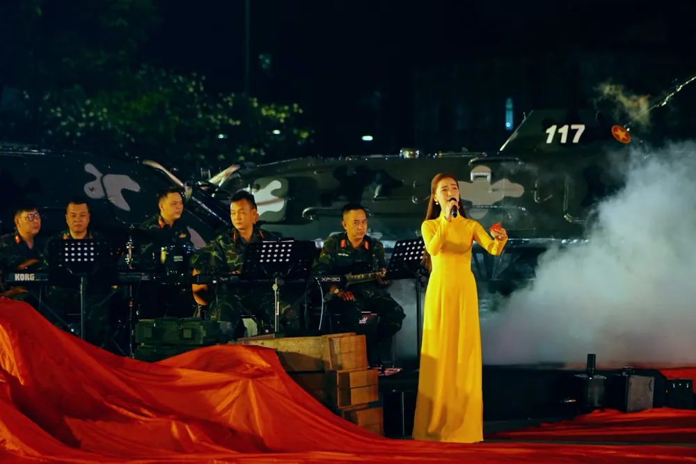 Ca sĩ Hòa Minzy biểu diễn ca khúc Màu hoa đỏ Ca sĩ Hòa Minzy biểu diễn ca khúc Màu hoa đỏ