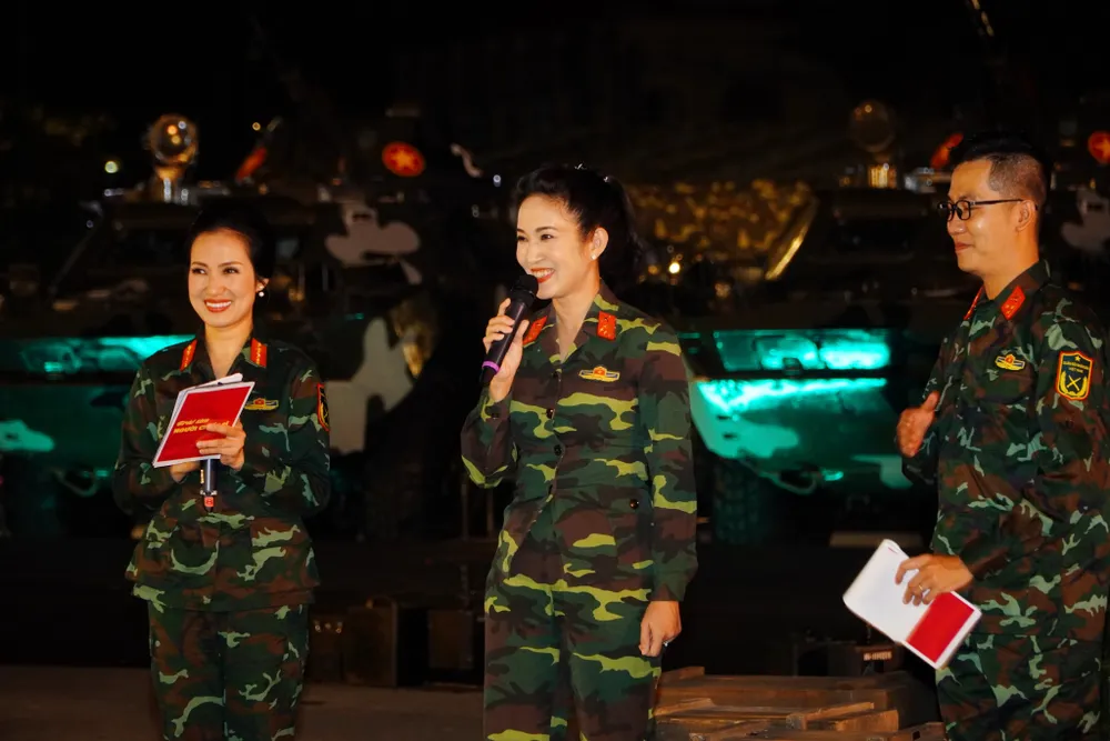 NSƯT Thanh Thúy giao lưu cùng các chiến sĩ bộ đội trong chương trình Trái tim người chiến sĩ. NSƯT Thanh Thúy giao lưu cùng các chiến sĩ bộ đội trong chương trình Trái tim người chiến sĩ.