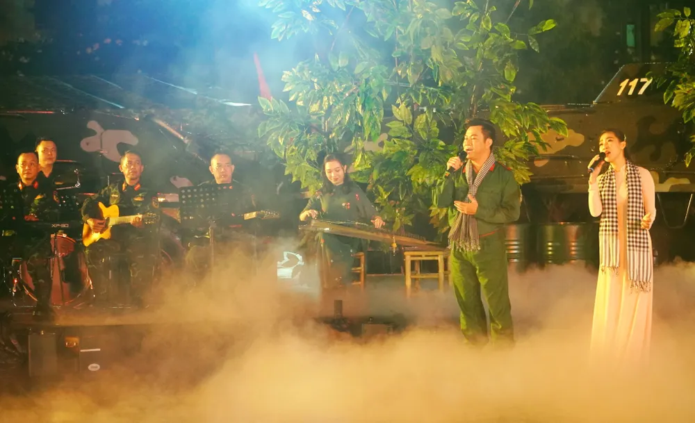 Ca sĩ Quốc Đại và ca sĩ Cao Công Nghĩa biểu diễn ca khúc Người sống mãi trong lòng miền Nam. Ca sĩ Quốc Đại và ca sĩ Cao Công Nghĩa biểu diễn ca khúc Người sống mãi trong lòng miền Nam.