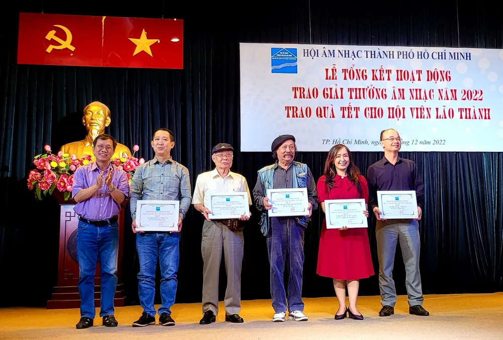 Hội Âm nhạc trao giải thưởng cho các nhạc sĩ có tác phẩm hay trong năm 2022. Ảnh: ANH TÚ Hội Âm nhạc trao giải thưởng cho các nhạc sĩ có tác phẩm hay trong năm 2022. Ảnh: ANH TÚ