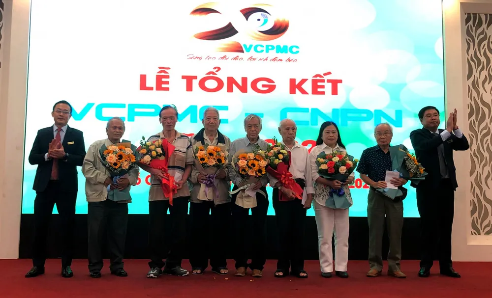 Lãnh đạo VCPMC tặng hoa cho các nhạc sĩ có nhiều năm gắn bó với VCPMC. Ảnh: THÚY BÌNH Lãnh đạo VCPMC tặng hoa cho các nhạc sĩ có nhiều năm gắn bó với VCPMC. Ảnh: THÚY BÌNH