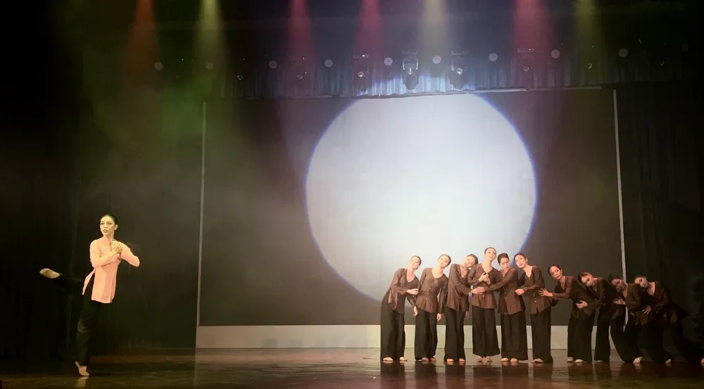 Tác phẩm múa "Đôi mắt của biển". Ảnh: THÚY BÌNH Tác phẩm múa "Đôi mắt của biển". Ảnh: THÚY BÌNH