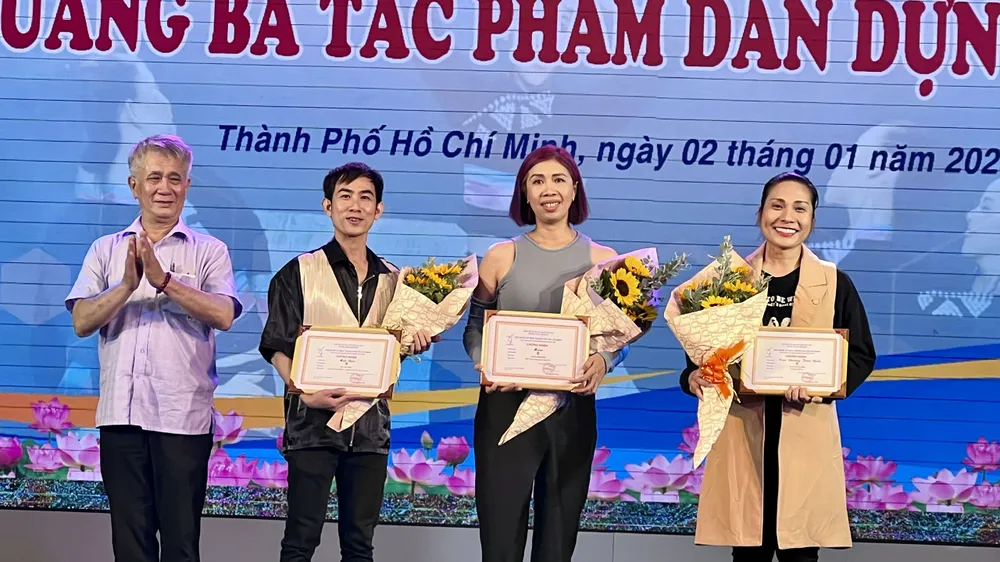 Chủ tịch Hội Nghệ sĩ Múa TPHCM Lê Nguyên Hiều trao giải B cho các biên đạo đoạt giải. Ảnh: THÚY BÌNH. Chủ tịch Hội Nghệ sĩ Múa TPHCM Lê Nguyên Hiều trao giải B cho các biên đạo đoạt giải. Ảnh: THÚY BÌNH.