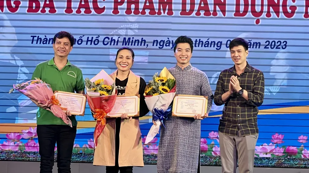 Hiệu trưởng trường Trung cấp Múa TPHCM - Thạc sĩ - NSƯT Lương Xuân Thành trao giải C cho các biên đạo đoạt giải. Ảnh: THÚY BÌNH. Hiệu trưởng trường Trung cấp Múa TPHCM - Thạc sĩ - NSƯT Lương Xuân Thành trao giải C cho các biên đạo đoạt giải. Ảnh: THÚY BÌNH.