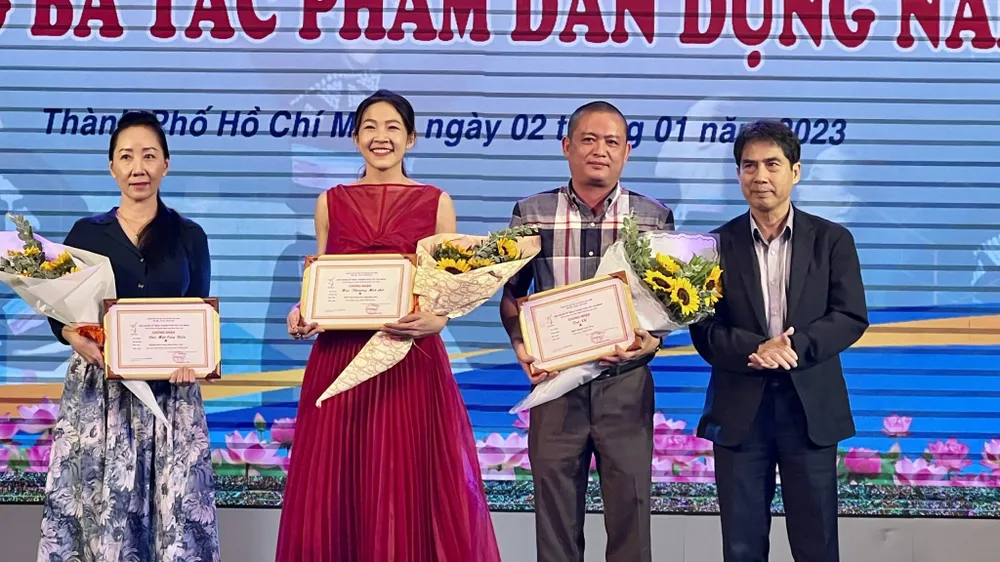 Chủ tịch Liên hiệp các Hội VHNT TPHCM Nguyễn Trường Lưu trao giải A cho 3 tác phẩm xuất sắc nhất năm 2022. Ảnh: THÚY BÌNH Chủ tịch Liên hiệp các Hội VHNT TPHCM Nguyễn Trường Lưu trao giải A cho 3 tác phẩm xuất sắc nhất năm 2022. Ảnh: THÚY BÌNH