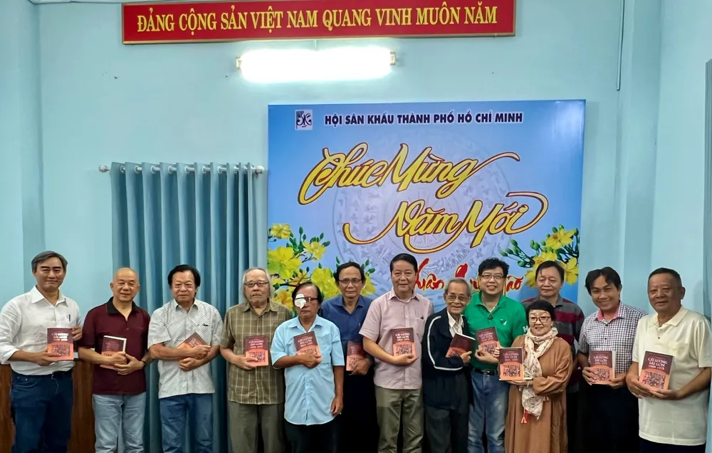 Ban biên soạn sách "Cải lương Sài Gòn 1955-1975". Ảnh THÚY BÌNH Ban biên soạn sách "Cải lương Sài Gòn 1955-1975". Ảnh THÚY BÌNH