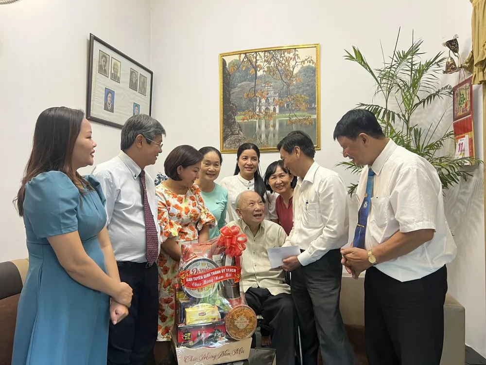 NS nhiếp ảnh Triệu Hùng vui mừng khi được đoàn cán bộ Ban Tuyên giáo Thành ủy TPHCM quan tâm, thăm hỏi, trao tặng quà tết và động viên tinh thần. Ảnh: THÚY BÌNH