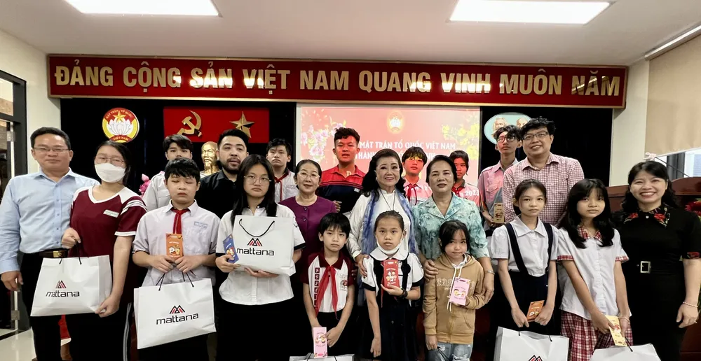 18 học sinh giỏi là con em nghệ sĩ có hoàn cảnh khó khăn được nhận học bổng NSND Bảy Nam. Ảnh: THÚY BÌNH 18 học sinh giỏi là con em nghệ sĩ có hoàn cảnh khó khăn được nhận học bổng NSND Bảy Nam. Ảnh: THÚY BÌNH