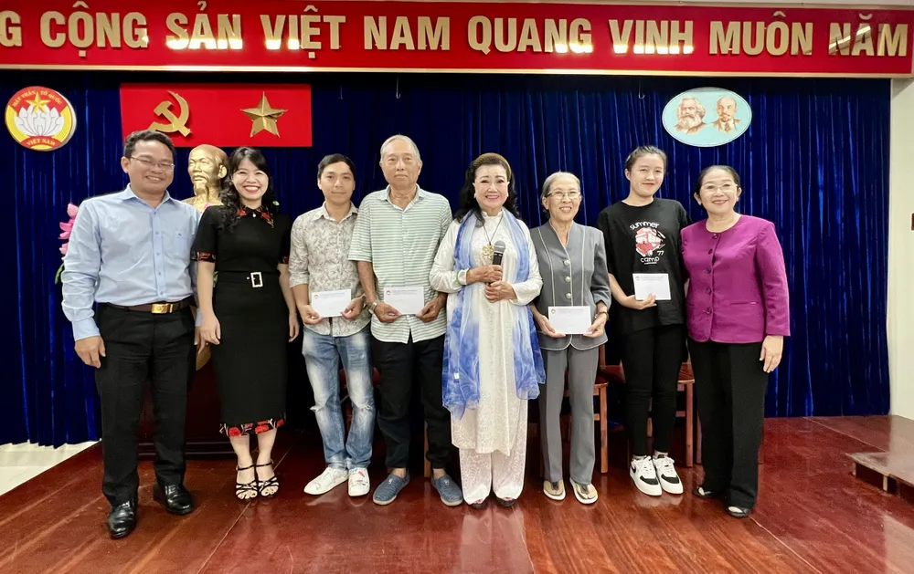 Các nghệ sĩ có hoàn cảnh khó khăn rất vui mừng khi nhận được phần quà tết giá trị và ý nghĩa từ chương trình "Nghệ sĩ tri âm" Các nghệ sĩ có hoàn cảnh khó khăn rất vui mừng khi nhận được phần quà tết giá trị và ý nghĩa từ chương trình "Nghệ sĩ tri âm"