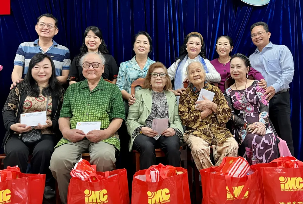 Nguyên Phó Bí thư Thành ủy TPHCM Võ Thị Dung, Chủ tịch Ủy ban MTTQVN TPHCM Trần Kim Yến, Phó Chủ tịch Ủy ban MTTQVN TPHCM Phạm Minh Tuấn, NSND Kim Cương và NSƯT Hữu Châu trao quà cho các nghệ sĩ có hoàn cảnh khó khăn trong chương trình "Nghệ sĩ tri âm". Ảnh: THÚY BÌNH Nguyên Phó Bí thư Thành ủy TPHCM Võ Thị Dung, Chủ tịch Ủy ban MTTQVN TPHCM Trần Kim Yến, Phó Chủ tịch Ủy ban MTTQVN TPHCM Phạm Minh Tuấn, NSND Kim Cương và NSƯT Hữu Châu trao quà cho các nghệ sĩ có hoàn cảnh khó khăn trong chương trình "Nghệ sĩ tri âm". Ảnh: THÚY BÌNH