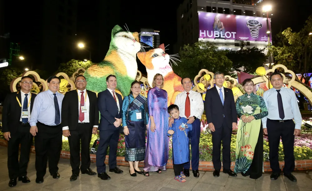 Bí thư Thành ủy TPHCM Nguyễn Văn Nên chụp ảnh lưu niệm cùng đại biểu đại diện các Tổng lãnh sự quán các nước tại TPHCM. Ảnh: DŨNG PHƯƠNG