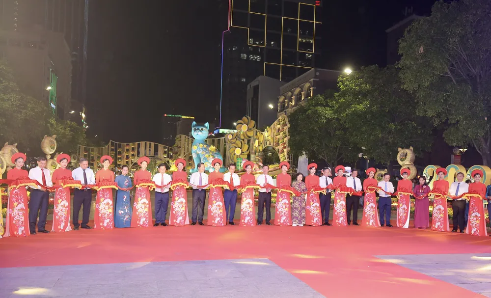 Lãnh đạo Trung ương, lãnh đạo TPHCM, các nguyên lãnh đạo Trung ương và TPHCM cùng các doanh nghiệp đồng hành với đường hoa 2023 cắt băng khai mạc Đường hoa tết Nguyễn Huệ. Ảnh: DŨNG PHƯƠNG.