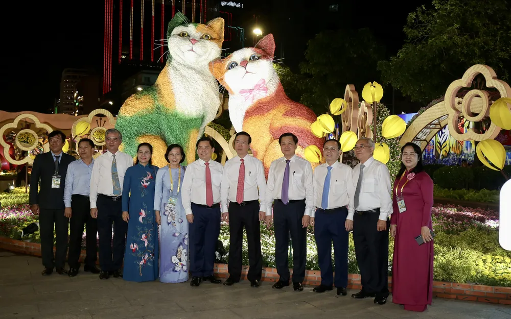 Các đại biểu chụp hình lưu niệm tại Đường hoa tết Quý Mão 2023. Ảnh: DŨNG PHƯƠNG