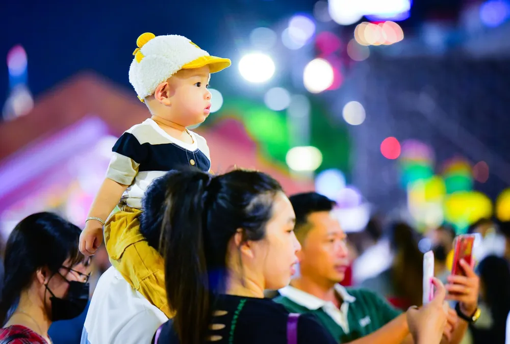 Đường hoa rực rỡ sắc màu cuốn hút sự quan tâm của trẻ em. Ảnh: DŨNG PHƯƠNG Đường hoa rực rỡ sắc màu cuốn hút sự quan tâm của trẻ em. Ảnh: DŨNG PHƯƠNG