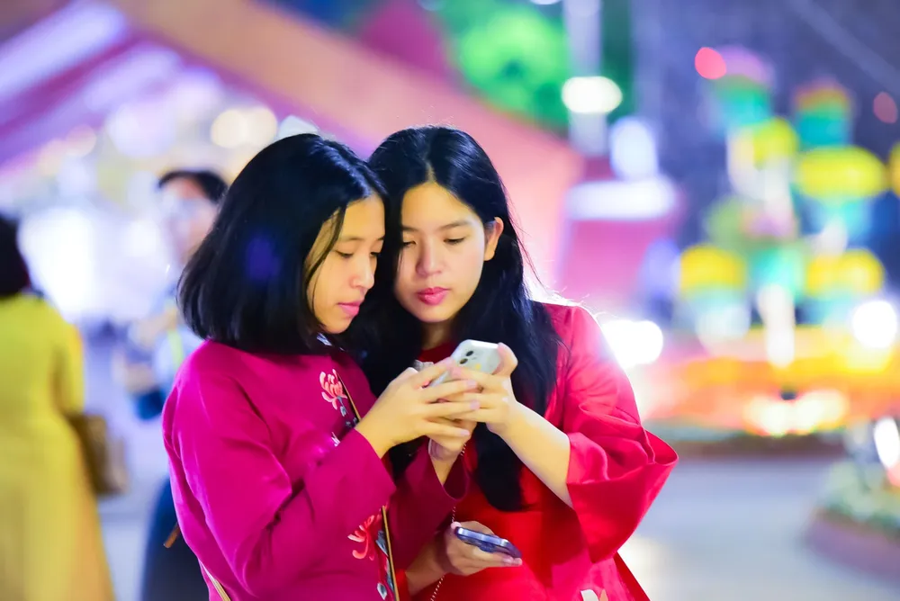 Đôi bạn trẻ xem lại loạt ảnh vừa chụp. Ảnh: DŨNG PHƯƠNG Đôi bạn trẻ xem lại loạt ảnh vừa chụp. Ảnh: DŨNG PHƯƠNG