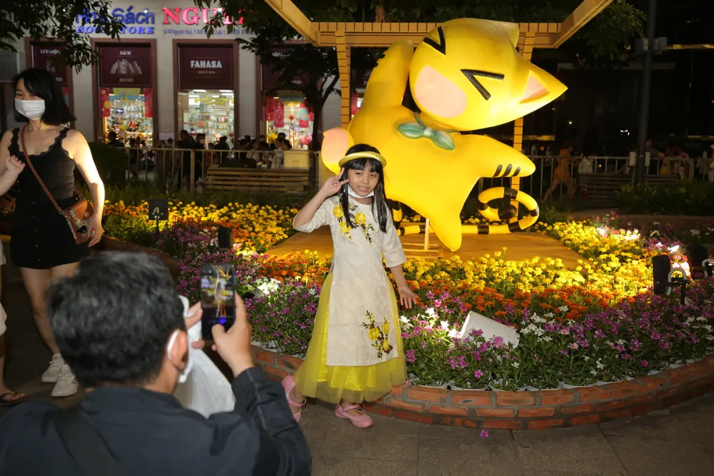 Con gái tạo dáng cho ba chụp hình. Ảnh: DŨNG PHƯƠNG Con gái tạo dáng cho ba chụp hình. Ảnh: DŨNG PHƯƠNG