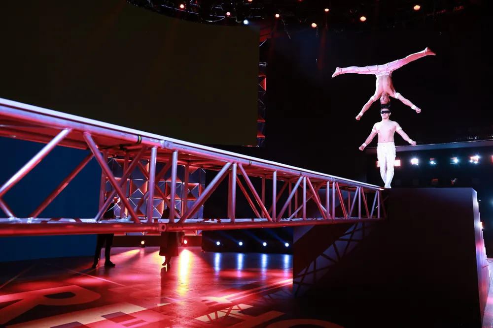 Nghệ sĩ xiếc Quốc Cơ - Quốc Nghiệp lập kỷ lục thế giới mới  ảnh 8