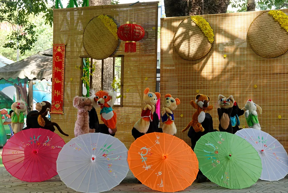 Tiết mục múa rối sắc màu dễ thương. Ảnh: THÚY BÌNH