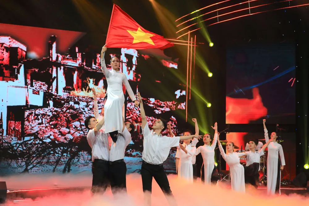 Liên khúc "Tự nguyện - Dậy mà đi - Hát cho dân tôi nghe". Ảnh: HTV Liên khúc "Tự nguyện - Dậy mà đi - Hát cho dân tôi nghe". Ảnh: HTV