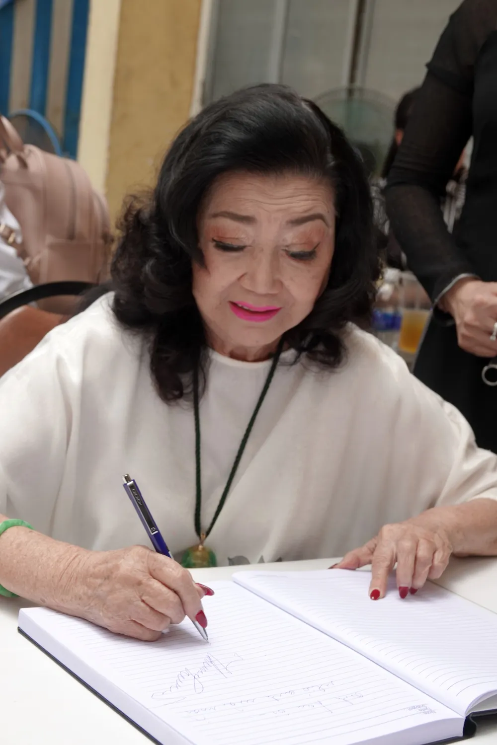 NSND Kim Cương ghi lại những cảm xúc vào Sổ tang tưởng niệm NSND Diệp Lang. Ảnh: THÚY BÌNH