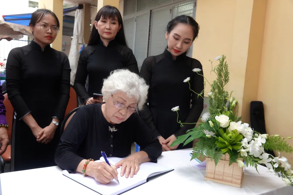 Đạo diễn, NSƯT Ca Lê Hồng viết những dòng thương nhớ kính tiễn NSND Diệp Lang. Ảnh: THÚY BÌNH