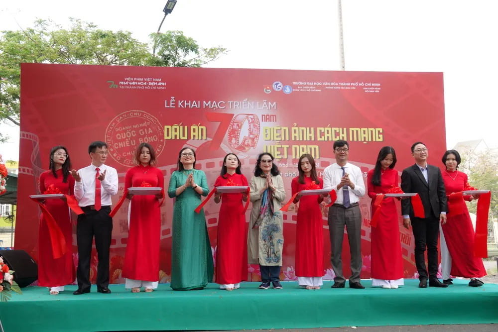 Các đại biểu cắt băng khai mạc triển lãm. Ảnh: THÚY BÌNH Các đại biểu cắt băng khai mạc triển lãm. Ảnh: THÚY BÌNH