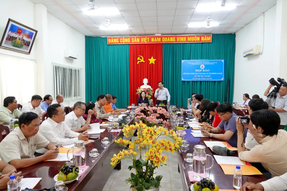 Buổi họp báo thông tin về Liên hoan Nghệ thuật Sân khấu Dù Kê Khmer Nam Bộ năm 2023. Ảnh: THÚY BÌNH Buổi họp báo thông tin về Liên hoan Nghệ thuật Sân khấu Dù Kê Khmer Nam Bộ năm 2023. Ảnh: THÚY BÌNH