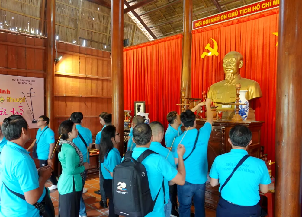 Các nhạc sĩ, ca sĩ nhiều thế hệ dâng hương Chủ tịch Hồ Chí Minh. Ảnh: THÚY BÌNH Các nhạc sĩ, ca sĩ nhiều thế hệ dâng hương Chủ tịch Hồ Chí Minh. Ảnh: THÚY BÌNH