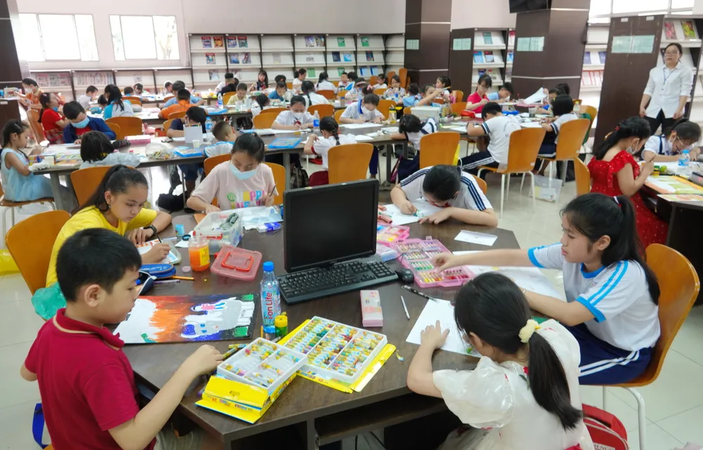 Các em học sinh tiểu học tập trung sáng tác tại Thư viện Khoa học Tổng hợp TPHCM sáng 16-4. Ảnh: THÚY BÌNH Các em học sinh tiểu học tập trung sáng tác tại Thư viện Khoa học Tổng hợp TPHCM sáng 16-4. Ảnh: THÚY BÌNH